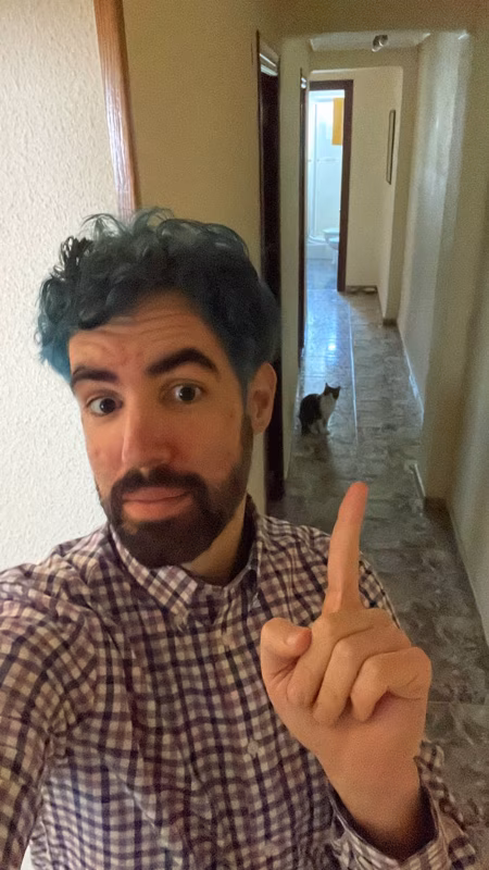 Siempre que me voy a la calle, Terrón se queda protegiendo la puerta de la cocina. La casa no, solo esa habitación, la única que está cerrada 🔒